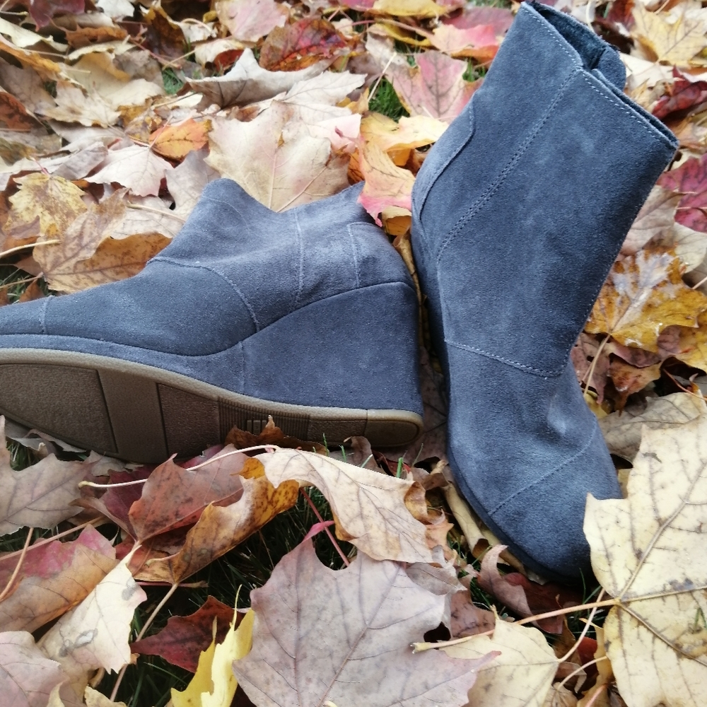 Tom's suede booties
